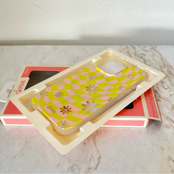 Sonix iPhone 15 Pro Case: Checkmate Daisy - Picture 4 of 8